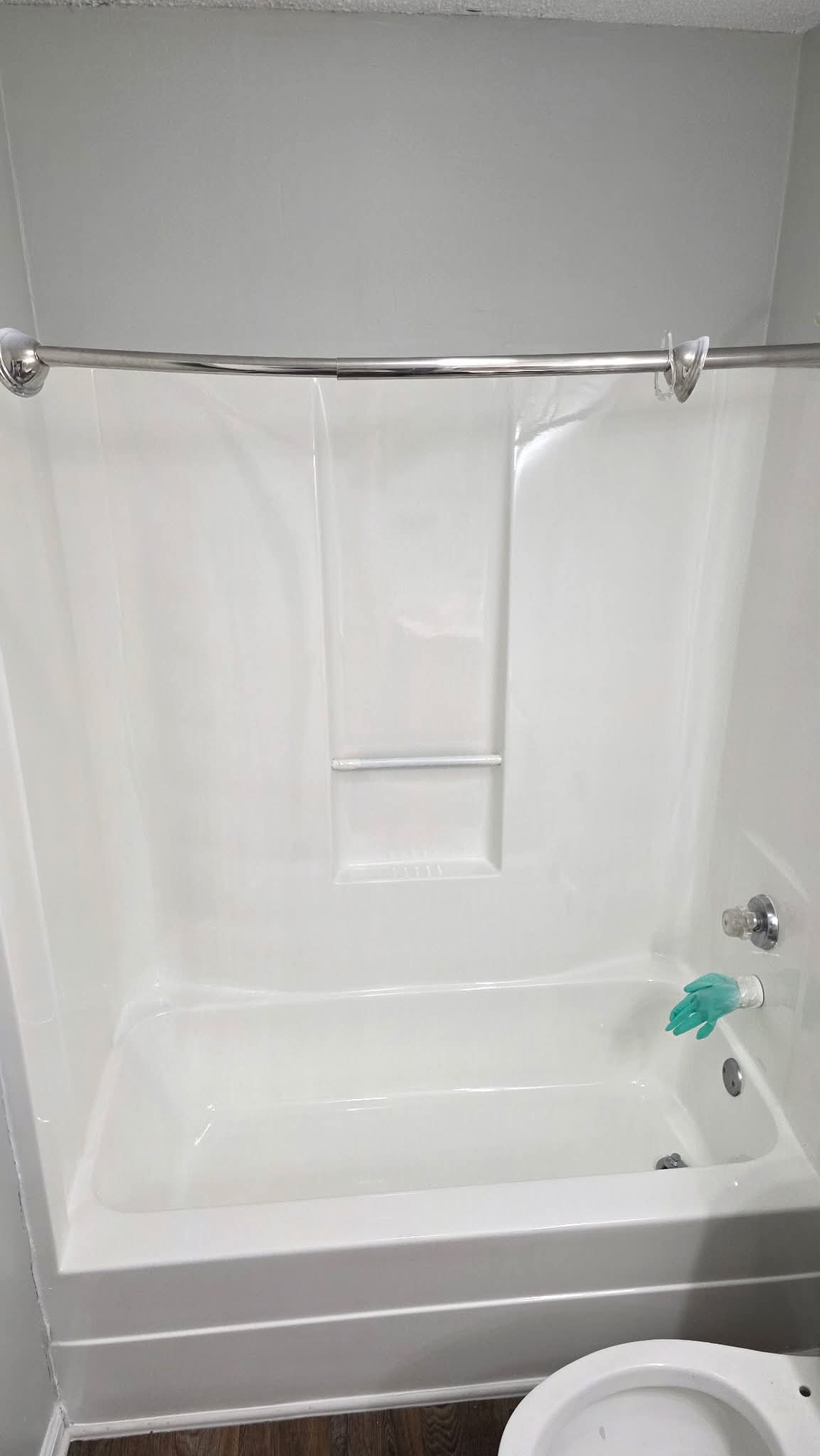 White tub and shower surround after refinishing