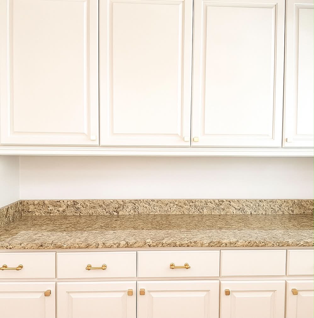 Light speckled countertop with white cabinets
