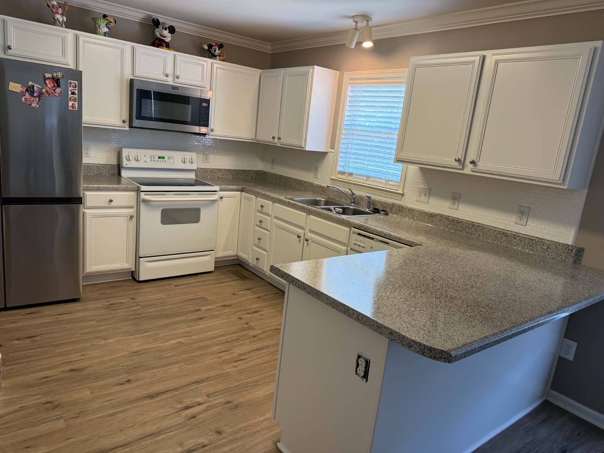 Finished kitchen countertops and backsplash